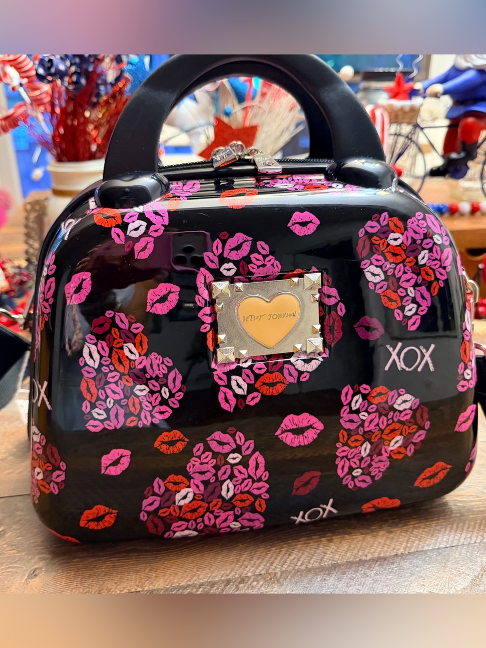 Rare Retired Betsey Johnson Hardside Cosmetic Train Case XOXO kisses 💋 EUC - Picture 2 of 13